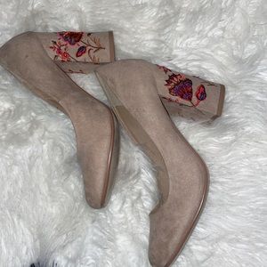 Beautiful  beige suede 4-in heel shoe by Restricted.